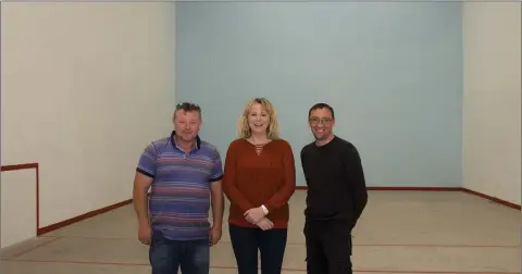  ??  ?? Pat Quaile, Roisin Walsh and Brendan Lawrence at the newly renovated Tinahely handball alley.