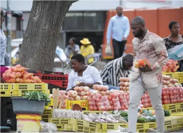  ?? African News Agency (ANA) ?? INFORMAL traders are anxious about not having an income for the next 21 days after President Ramaphosa’s lockdown declaratio­n, which affects all markets, including street trading, with effect from tomorrow. | HENK KRUGER