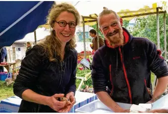  ??  ?? Cécile et Cédric, de la chèvrerie de la Tuilerie, les hôtes de ce marché.