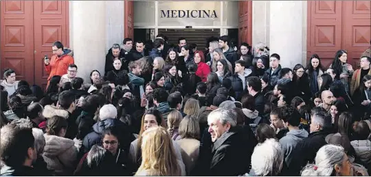  ?? EP. ?? Personas agrupadas en la entrada de la facultad de Medicina de Santiago de Compostela esperando para hacer el examen del MIR.