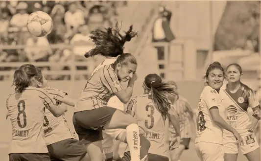  ?? Foto: eric lugo ?? Poco aforo. La mayoría del público fue invitado por las mismas jugadoras, así se disputó el América contra Pumas femenil.