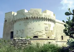  ??  ?? Il castello di Acaya (Lecce), dove l’8 e 9 dicembre si terrà l’evento «Abc olio: tra passato e futuro»