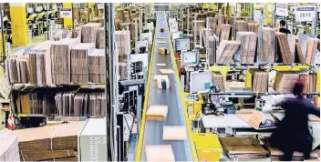  ?? FOTO: REICHWEIN ?? Ein Blick auf die Packstatio­nen bei Amazon in Rheinberg.