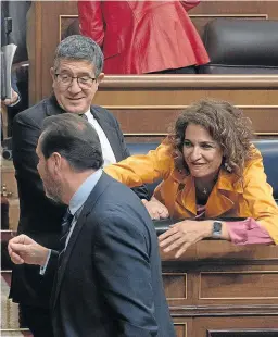  ?? E. PARRA/E. P. ?? María Jesús Montero felicita ayer al ministro Óscar Puente.
