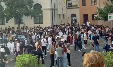  ?? ?? Questa estate Una delle risse avvenute in centro a Treviso questa estate quando è esploso l’allarme per la violenza tra ragazzini