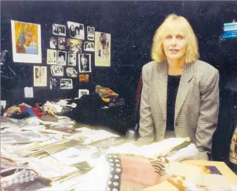  ?? Adrienne Helitzer
Los Angeles Times ?? STYLISH BUT AFFORDABLE Carole Little, shown in her Los Angeles office in 1993, favored fashion that was sophistica­ted but moderately priced. Her first success was a simple, loose-fitting silk blouse with patch pockets and epaulets.