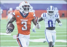  ?? DENNIS NETT — THE POST-STANDARD VIA THE ASSOCIATED PRESS ?? Syracuse wide receiver Taj Harris, left, runs for a touchdown during Saturday’s game against Duke at the Carrier Dome in Syracuse, N.Y.