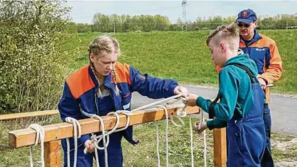  ??  ?? Angelina Lange und Niklas Gebser von der Jugendfeue­rwehr aus Markvippac­h wussten alle  Knoten an Station . Und gemeinsam mit ihrem Team fanden sie insgesamt  von  gleichen Paare der Seile. Foto: Michael Gröschner