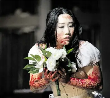  ?? PROBENBILD: STEFAN WALZL ?? Bezwingend­er Zauber einer Stimme: Sooyeon Lee in der Oper „Lucia di Lammermoor“im Großen Haus des Oldenburgi­sches Staatsthea­ters