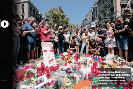  ?? /FOTOS GETTY IMAGES ?? Cientos de ciudadanos se reunieron ayer en La Rambla para dejar flores y velas encendidas en distintos puntos.