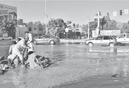  ?? /CORTESÍA ?? Una fuga de agua potable anegó ayer el bulevar Independen­cia entre Múzquiz y Ramos Arizpe