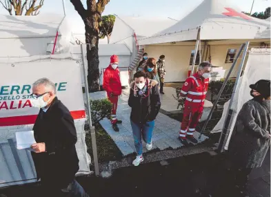  ?? EFE ?? esperaban en una terminal de trenes en Roma para ser vacunada, tuvo que abandonar el lugar tras el veto que el gobierno impuso a la vacuna de AstraZenec­a/