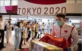  ?? (Photo AFP) ?? Alors que l’aéroport de Narita accueille toujours plus de sportifs chaque jour, à Tokyo, le coronaviru­s gagne du terrain du côté du village olympique.