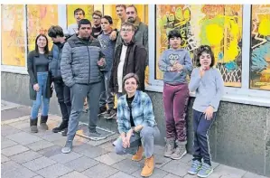  ?? RP-FOTO: SIME ?? Die kreativen Jugendlich­en, zusammen mit Künstler Christian Dünow (3. v. r.) und Julia Scheps (vorne), vor den Fenstern.