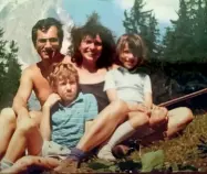  ??  ?? Foto ricordo Vincenzo Mattioli con Barbara e i figli Simone ed Emanuela (ancora bambini) in un’immagine scattata durante una vacanza in montagna