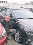  ?? RP-FOTO: HAGENACKER ?? Hans-Werner Frauns an einem seiner Autos, deren Reifen zerstochen wurden.