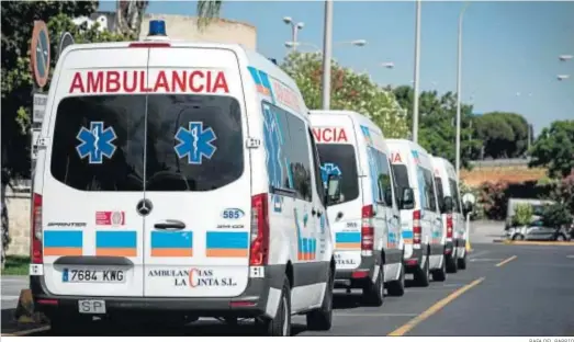  ?? RAFA DEL BARRIO ?? Hilera de ambulancia­s en el Hospital Juan Ramón Jiménez.