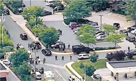  ?? AP ?? El área donde está el periódico, a una hora de Washington DC, fue rodeada por centenares de agentes y decenas de vehículos policiales.