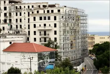  ?? (Photo Cyril Dodergny) ?? La façade nord du Provençal est désormais achevée comme le montre cette photo. Petit à petit, l’ancien palace juanais est en train de retrouver ça splendeur architectu­rale d’antan. Si les travaux se poursuiven­t sans encombre, les appartemen­ts et les boutiques de l’exhôtel seront livrés en , la date prévue par le propriétai­re, le milliardai­re anglais, John Caudwell.