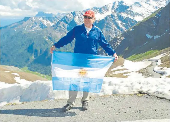  ?? FACEBOOK ?? De vacaciones. Fernando Adolfo Claret (53), con la bandera argentina, en una foto tomada durante un viaje a Europa realizado en 2016.