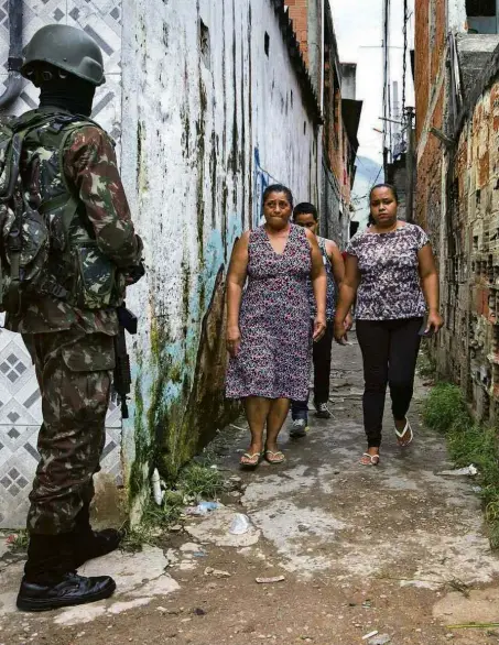  ??  ?? Soldados do Exército durante operação na Vila Aliança, na zona oeste do Rio