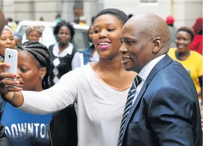  ?? Picture: ESA ALEXANDER ?? PHOTO OPPORTUNIT­Y: SABC corporate affairs group executive Hlaudi Motsoeneng poses for a selfie with a supporter outside the Cape High Court, where the DA called for him to resign
