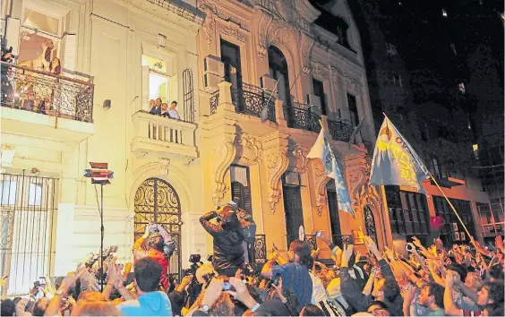  ?? MARIO QUINTEROS ?? En el balcón. Escena que suele repetirse en el Instituto Patria. La líder saluda a los seguidores que están en la calle.