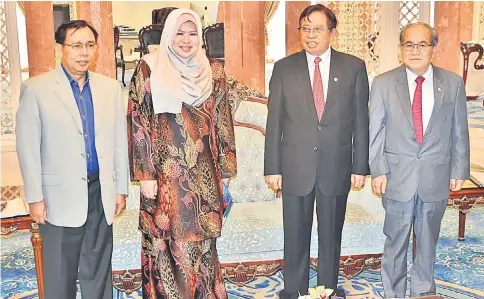  ??  ?? (From left) Minister of Utilities Dato Sri Dr Stephen Rundi, Rina, Abang Johari and Deputy Chief Minister Datuk Amar Douglas Uggah pose for a photo call before their meeting.