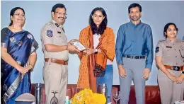  ?? — R. PAVAN ?? Cyberabad police commission­er V.C. Sajjanar felicitate­s para badminton world champion Manasi Joshi during the Internatio­nal Women’s Day celebratio­ns organised by Cyberabad police and Society for Cyberabad Security Council at Tech Mahindra, on Friday. Badminton coach Pullella Gopichand also attended the event.