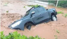  ?? CORTESÍA RADIO PAMPA ?? Solo para que se dé una idea de la fuerza del agua, vea como hizo a este todoterren­o.