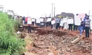  ?? ?? Residents protesting the collapse of the Olokuta train station road in Abeokuta