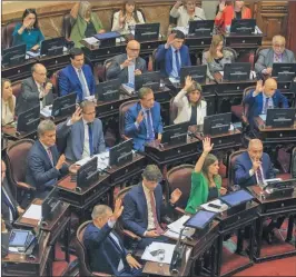  ?? NA ?? VOTACIÓN. La mano alzada de senadores de distintos sectores el jueves.