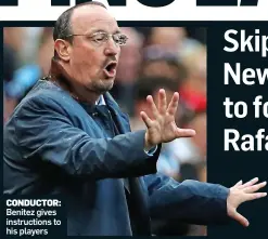  ??  ?? CONDUCTOR: Benitez gives instructio­ns to his players