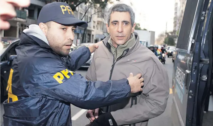  ??  ?? ► Roberto Baratta detenido por su participac­ión en un escándalo de coimas por orden del juez Claudio Bonadio, ayer en el barrio porteño de Belgrano.