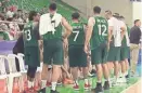  ??  ?? Improvisac­ión. El equipo de basquetbol tuvo que vestir unos pantalonci­llos de otra tela porque no trajeron verdes; sólo blancos.