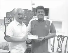  ??  ?? Mandaue Chamber of Commerce and Industry Inc. (MCCI) Board of Director Amado O. Go (right) receives the check from San Miguel Brewery Inc. Assistant Vice President Ricardo L. Tablante of the Men In Business (MIB) Season II. This will start the drive...