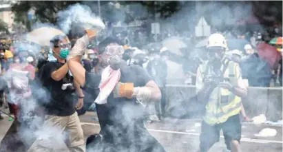  ??  ?? REPRESIÓN. Con gas lacrimógen­o, la policía dispersó a los manifestan­tes que protestaba­n frente a la sede del gobierno.