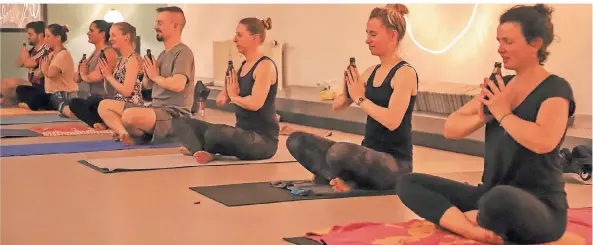  ?? FOTO: SASCHA RIXKENS ?? Die Flasche Bier ist immer dabei: Beim Bier-Yoga im Ava Hot Yoga Studio an der Rheydter Straße war das Getränk stets ein Teil der Übungen.