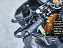  ??  ?? A pesar de que en el BSB las motos no tienen controles electrónic­os masivos, en la pñia izquierda siguen estando presentes algunos.
