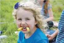  ?? 06_a33MAShow5­7 ?? Enjoying a picnic with the Walker and Younger families, four-year-old Nelleke Younger chipped in with this cheeky pose.