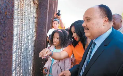  ?? EFE ?? Luther King III visitó la frontera y platicó con inmigrante­s que se encontraba­n del lado mexicano.