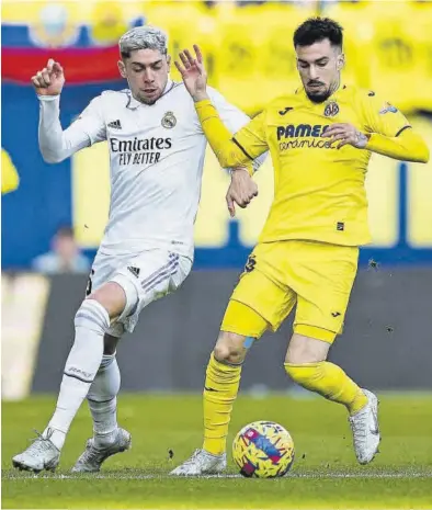  ?? EFE / BIEL ALIÑO ?? El madridista Fede Valverde y el ‘groguet’ Álex Baena, durante el partido de la primera vuelta en Vila-real.