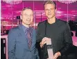  ?? RP-FOTO: D. YOUNG ?? Steffen Schraut (r.) und Thomas Geisel mit dem Mode-Award
