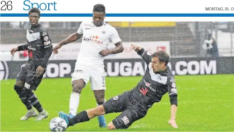  ?? FRESHFOCUS ?? Viel Kampf im Tessiner Regen: Lugano-Spieler Olivier Custodio (r.) spitzelt Zürichs Tosin Aiyegun den Ball vom Fuss.