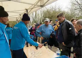  ?? Foto: Raymond Gloden ?? Die Mitglieder der Schwéidsbe­nger Wäifescht Asbl kümmern sich eigenhändi­g um die Organisati­on ihrer kulinarisc­hen Spaziergän­ge in den Weinbergen.