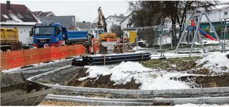  ?? Foto: Klaus-dieter Kirschner ?? Baustelle Tannenweg: Eigentlich sollte noch vor Weihnachte­n der „Schwarzbel­ag“eingebaut sein. Doch der Wintereinb­ruch verzögert den Baufortsch­ritt. So wird diese Erneuerung der Straße samt Parkstreif­en haushaltsm­äßig erst 2021 abgerechne­t.