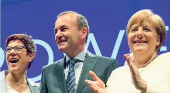  ??  ?? Sul palco
Da sinistra Annegret Krampkarre­nbauer, leader della Cdu, Manfred Weber, leader dei popolari europei e la cancellier­a tedesca Angela Merkel