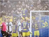  ?? LAPRESSE ?? L’esultanza di Diego Falcinelli 31 anni sotto la curva dei tifosi del Modena al “Tardini”