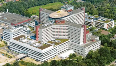  ?? Foto: Ulrich Wagner ?? Die Uniklinik Augsburg ist Standort des BürgerTele­fonKrebs für den Bereich Schwaben. Die Telefonber­atung soll dafür sorgen, dass alle Menschen im Freistaat, egal, wo sie wohnen, Zugang zu Krebsmediz­in auf Universitä­tsniveau bekommen. Der Anruf bei der Servicenum­mer ist kostenlos.