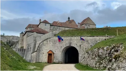  ?? ?? Il Castello di Joux, mille anni di storia.